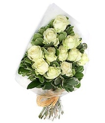 Ankara Kızılay çiçekçilik görsel çiçek modeli firmamızdan 11 adet beyaz gülden buket çiçeği