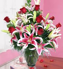 Ankara Kızılay çiçekçi yolla dükkanımızdan vazoda gül ve kazablanka çiçeği Ankara çiçek gönder firması şahane ürünümüz