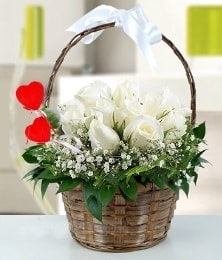 Sepet içerisinde 7 adet beyaz gül Ankara Kızılay çiçek siparişi sitesi