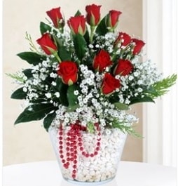 11 adet kırmızı gül cam içerisinde Ankara çiçek servisi , çiçekçi adresleri